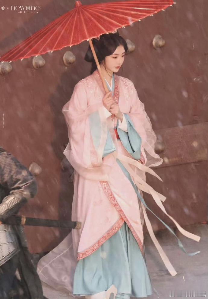 孔雪儿折腰剧中状态孔雪儿在《折腰》演的郑楚玉，一出场就绝了！妆容淡雅清透，把角色