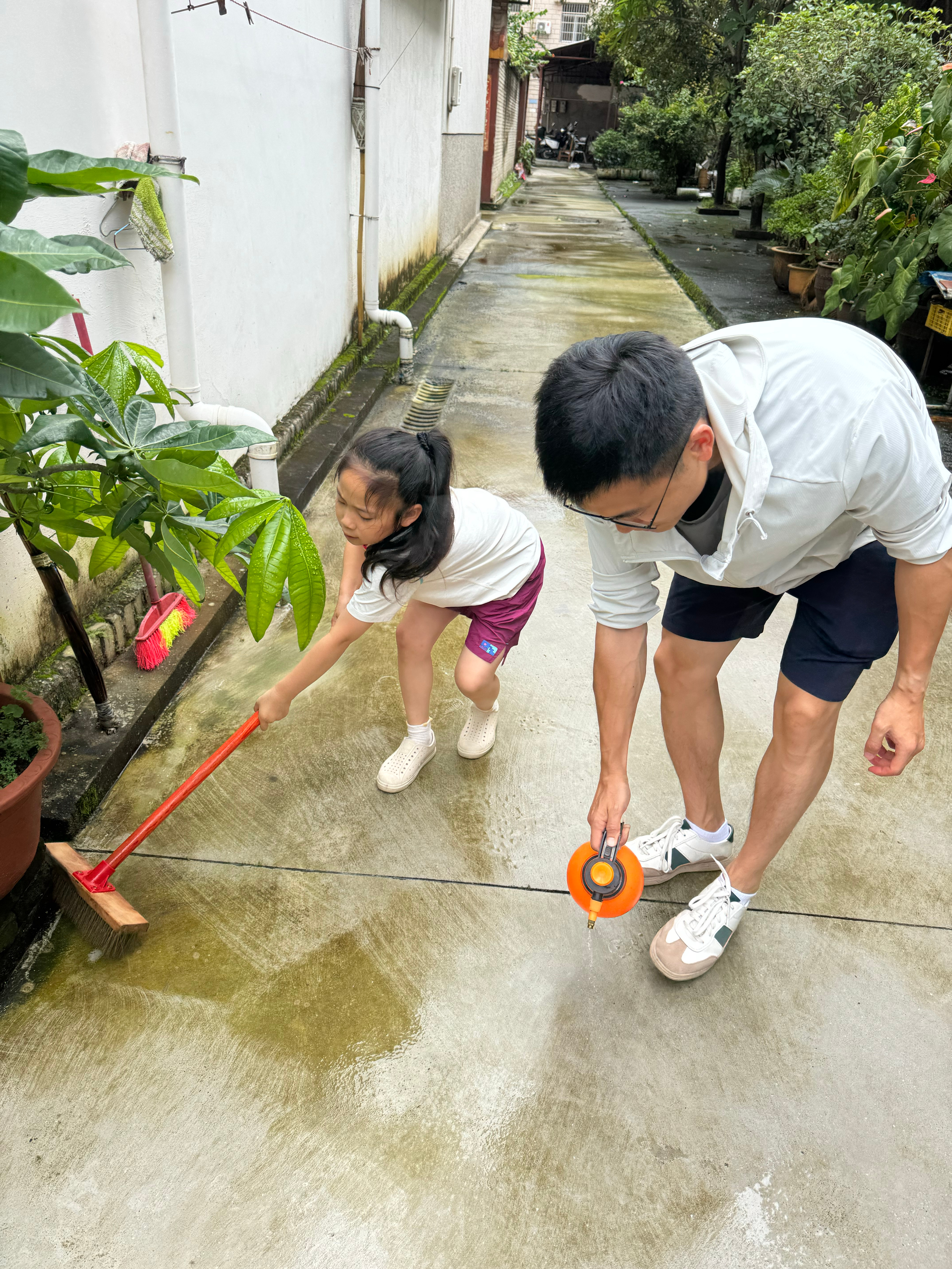 今天终于不下雨了，咕噜和虎姐夫一起清理老祖祖家的青苔。马上要吃午饭了，大姨妈打电