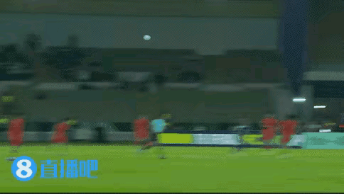 这球不能怪王钰栋的三个原因！至少不能全怪王钰栋
首先后卫解围出来的球本来就难停，