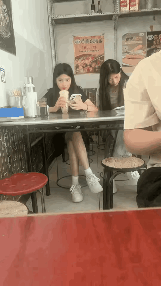 这个好，
但是感觉小姐姐有点儿调皮。