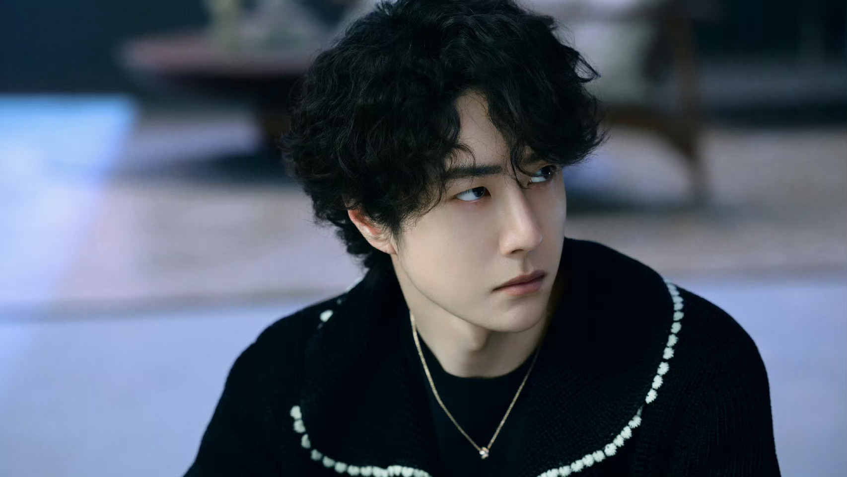 王一博新年开工第一天王一博开工侧拍花絮图 王一博开工侧拍花絮图，是王一博新年开工