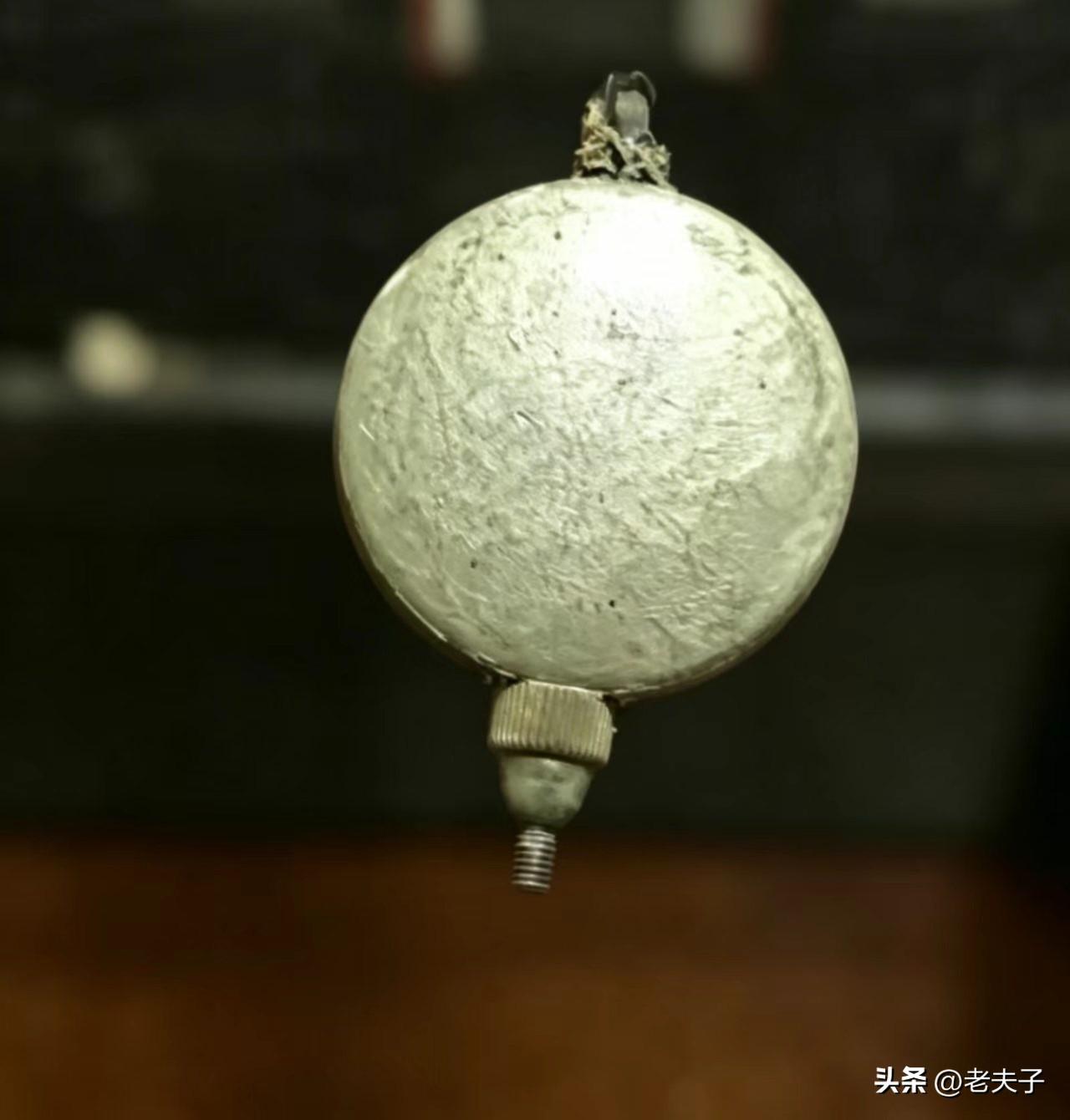 东北方言之（722），钟摆：
这是老式挂钟，钟座钟来回晃动的配重摆锤，东北俗称它