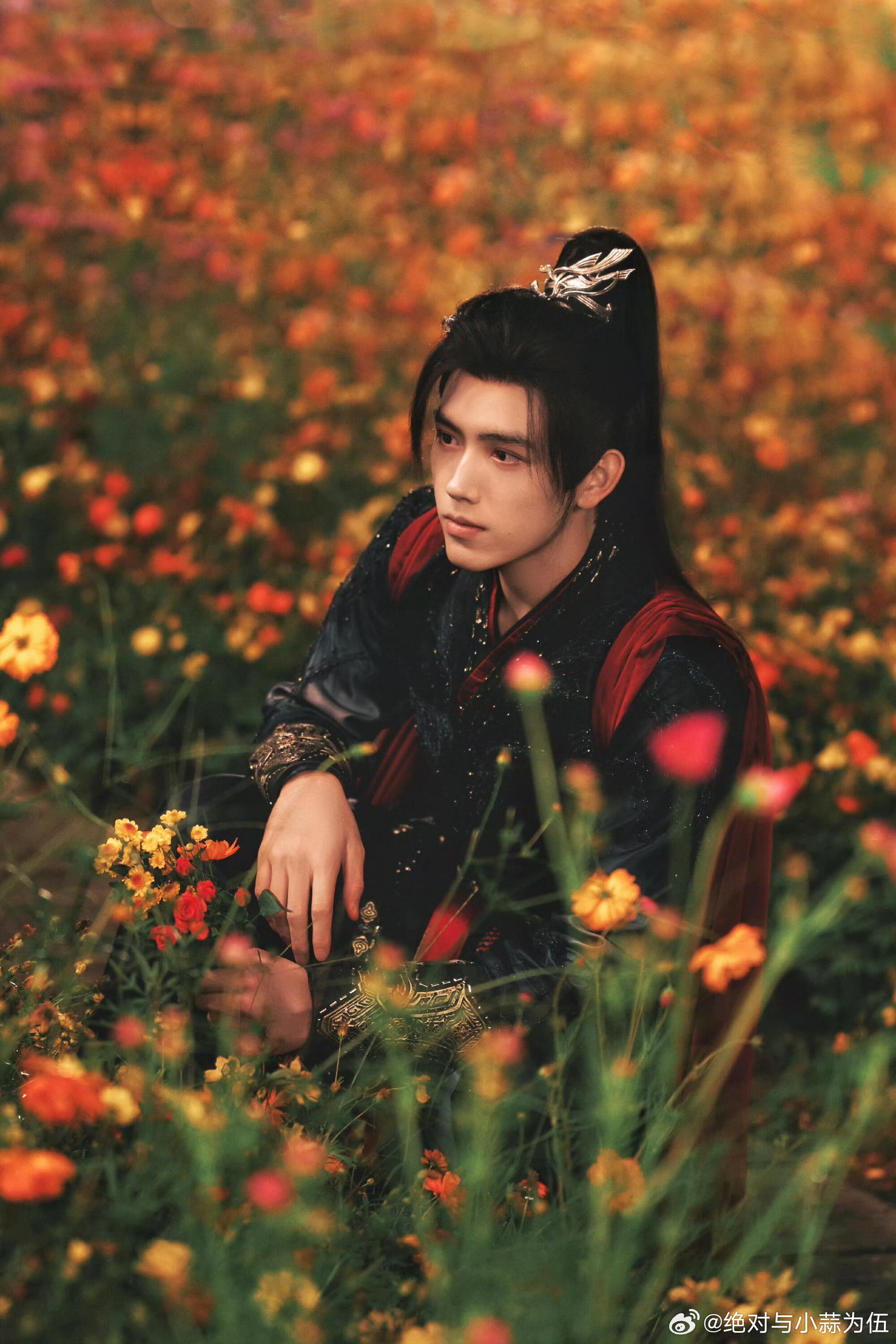 陈飞宇白日提灯新郎官造型 陈飞宇这新郎官造型绝了！正红婚服尽显少年将军锋芒，眉眼