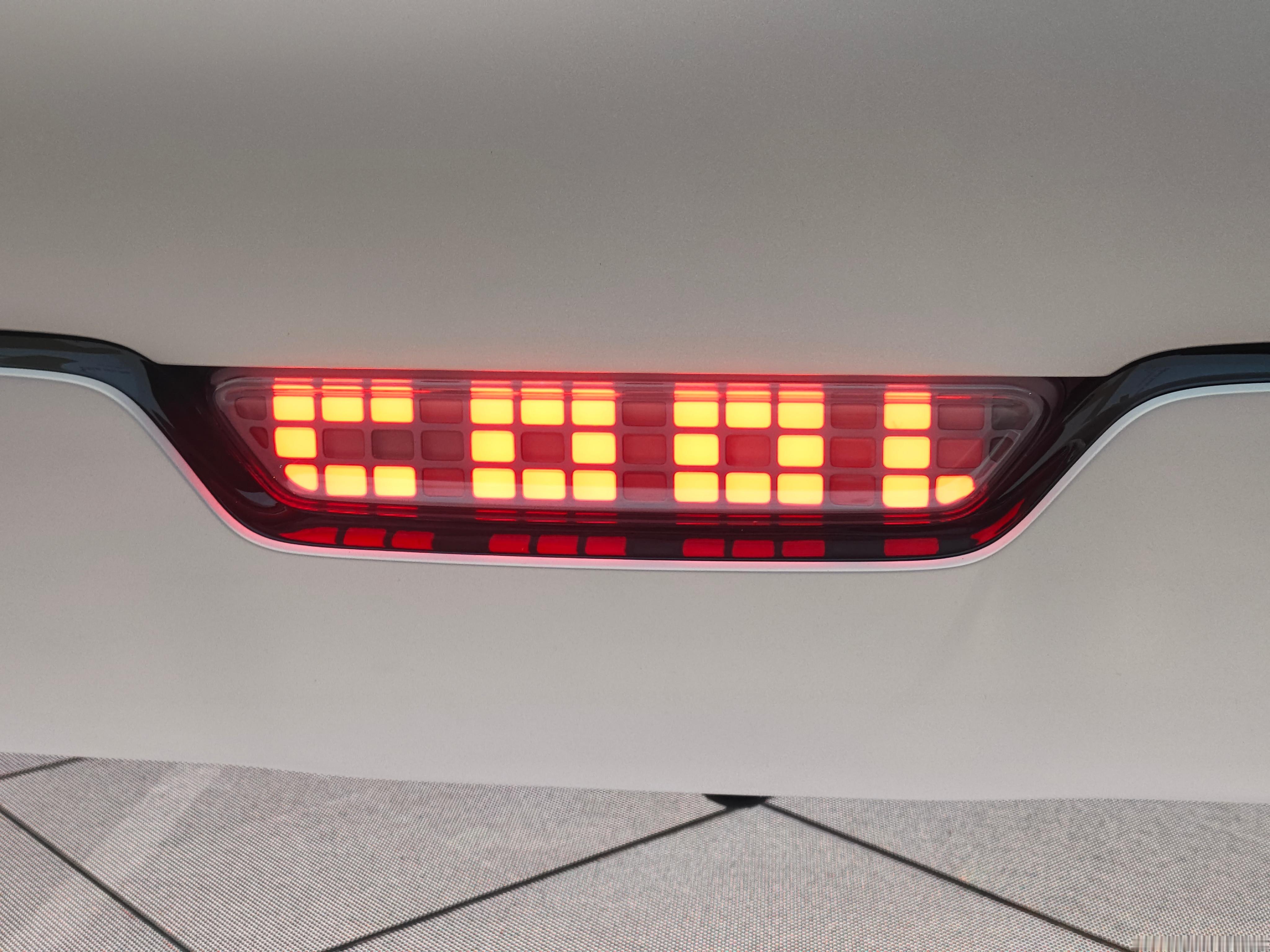 穿越茫茫人海跟smart 精灵2号合个影发布会结束人围的里三层外三层的，估计过两