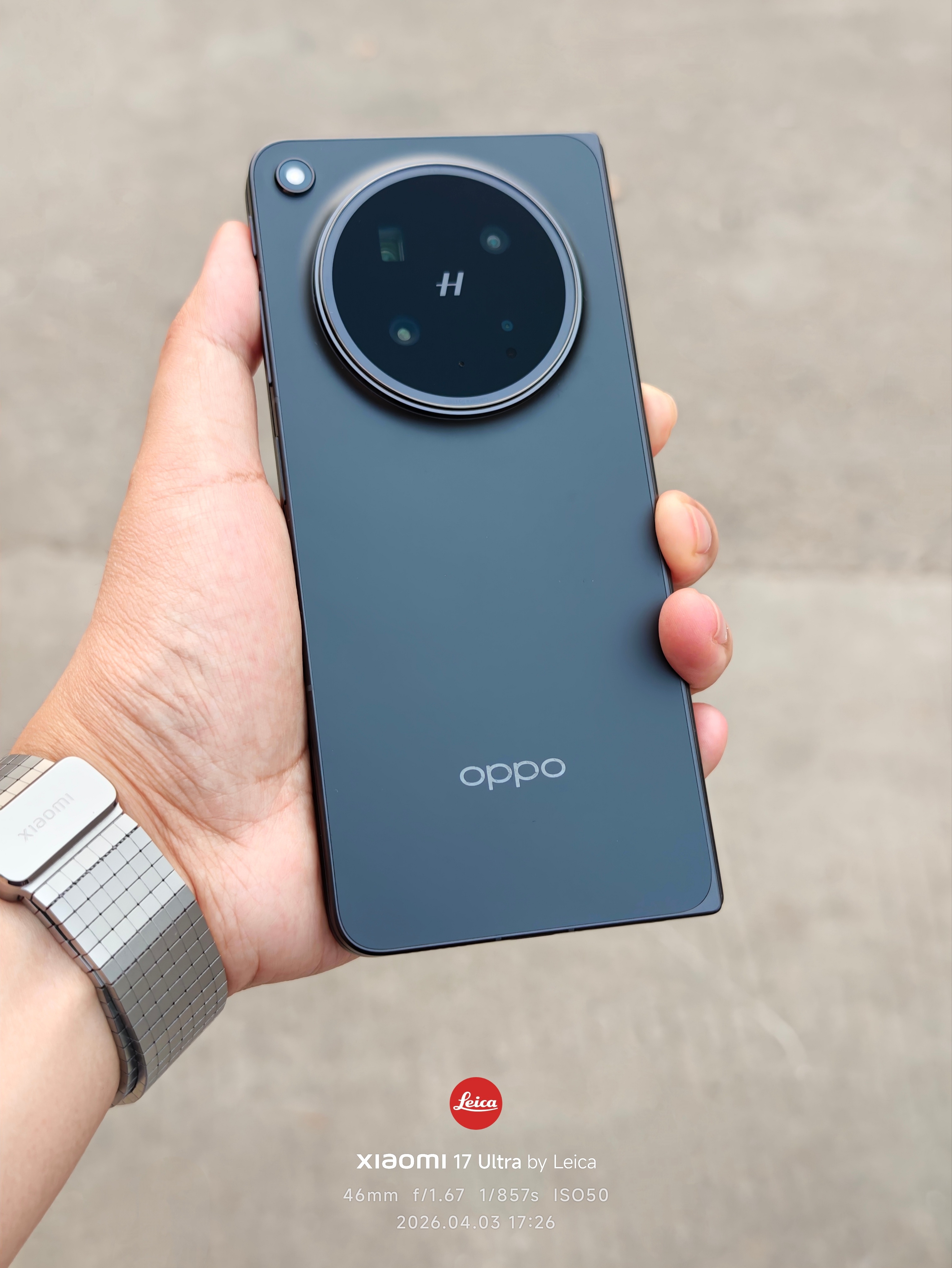 带上手机壳后，在外屏侧边向屏幕中间滑动有点硌手，干脆“裸奔”好了，还能轻一点 .