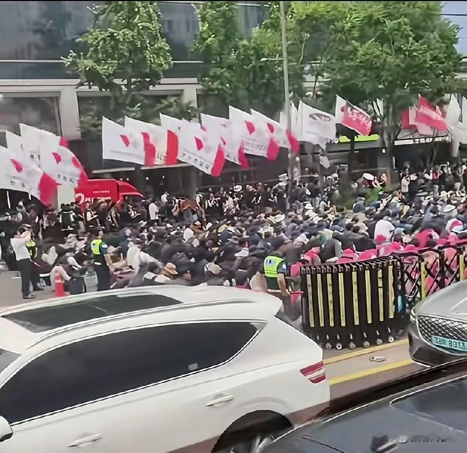 韩国股民亏太多，不干了，纷纷上大街抗议。
想想，自己要入户的，能怪谁？当初抢着去