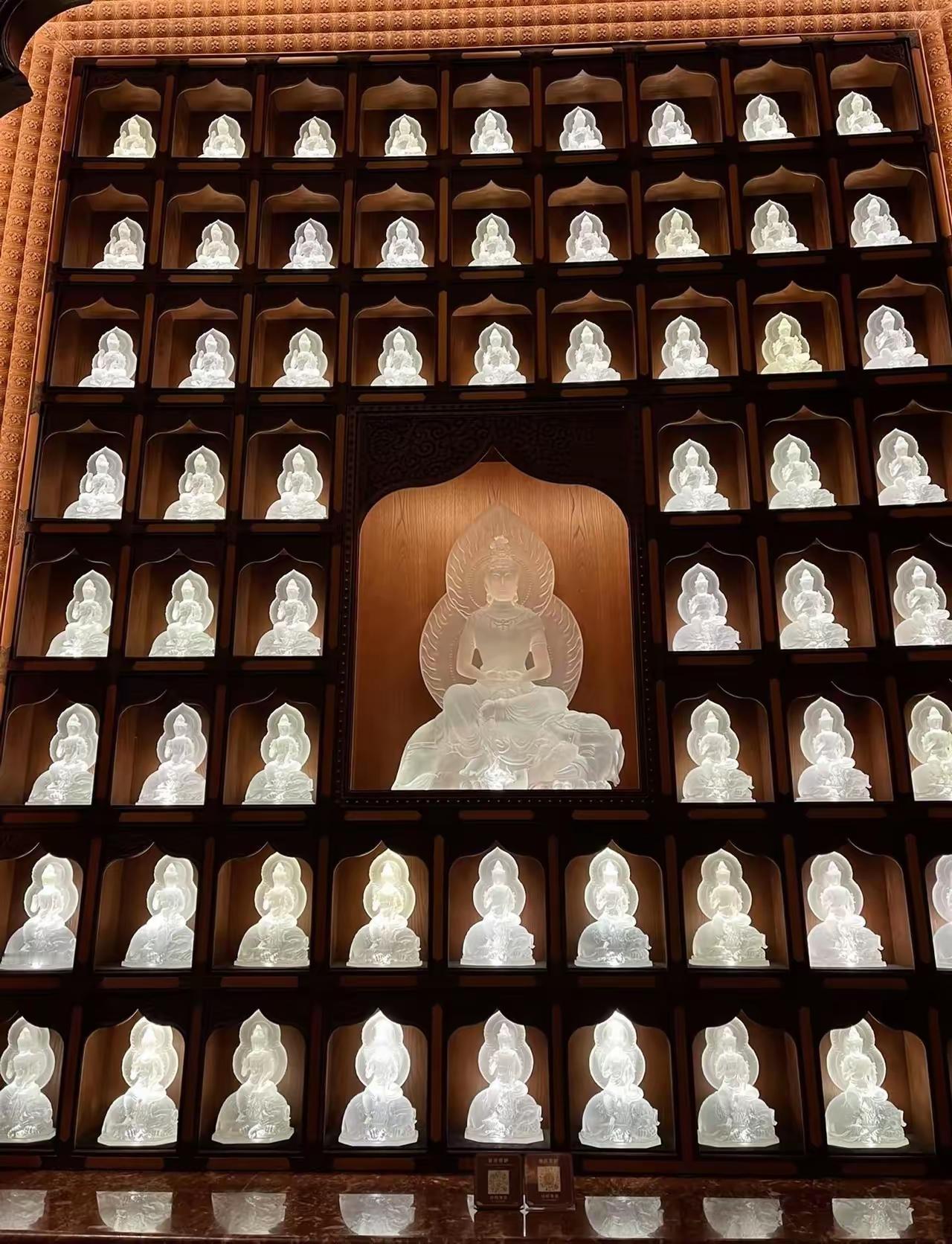 觉悟是什么？

觉悟表现在两个方面：
        一是，觉悟依靠知性作用。这