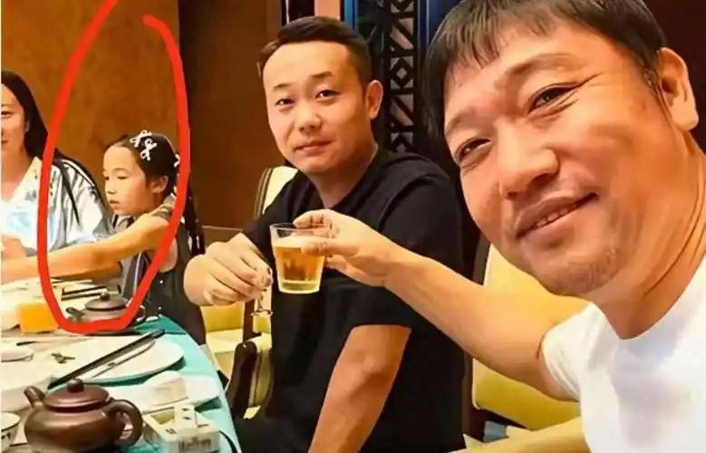 饭局偷拍引全网热议！贾冰遭熟人背刺，舆论风向彻底反转
近日，喜剧演员贾冰一段私人