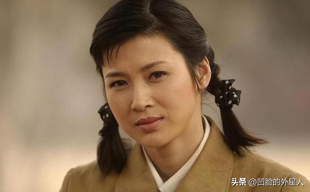 2011年，饰演李云龙老婆的童蕾，因800万别墅，抛弃相恋5年的男友周一围，投入