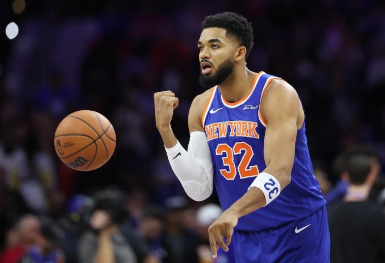 媒体人：尼克斯给唐斯开出2亿美元的续约总报价！
NBA 休赛期的谈判桌上总是暗流