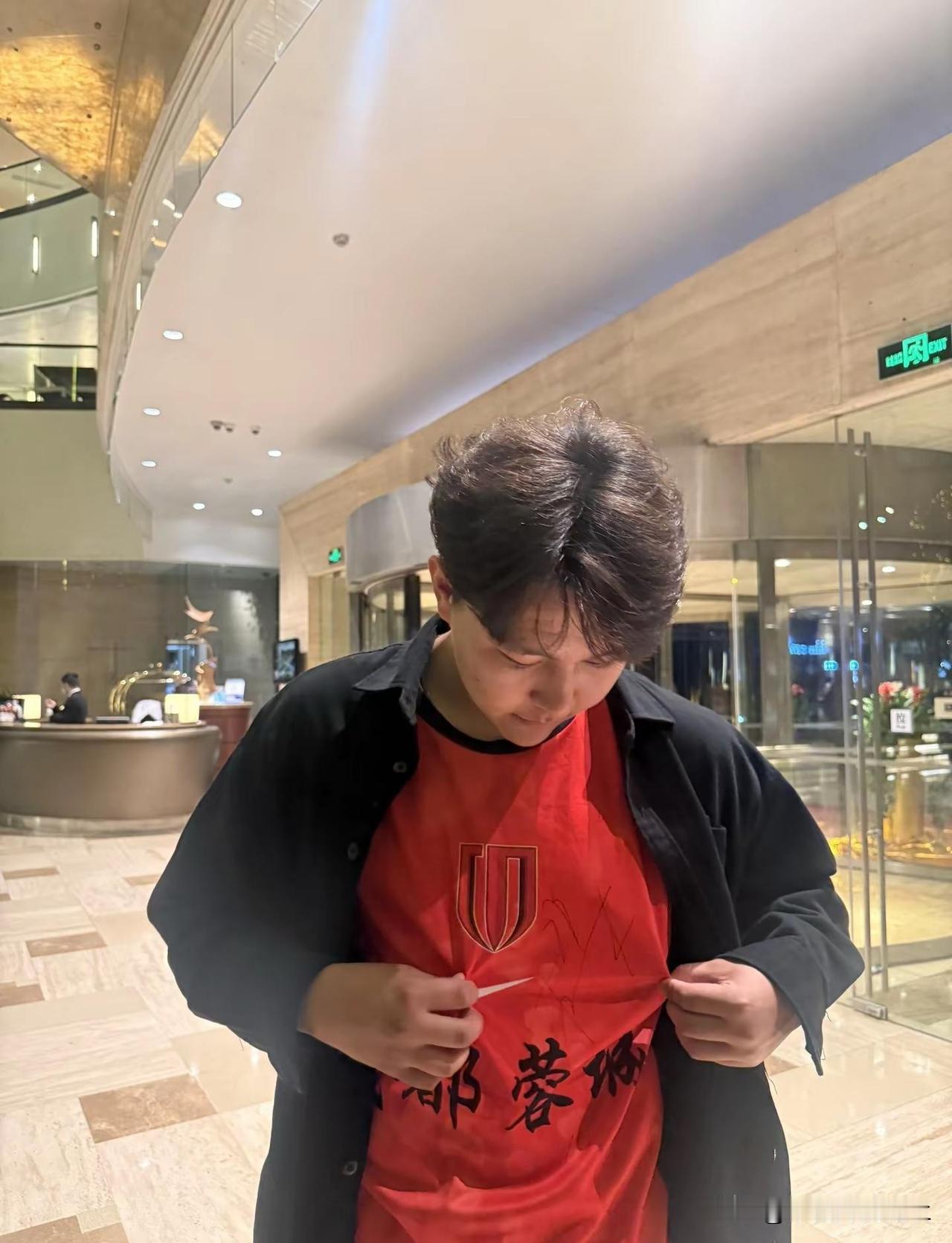 漫长守候，只为等来属于成都的冠军。成都蓉 中超 中超冠军 @拜合拉木Bakram