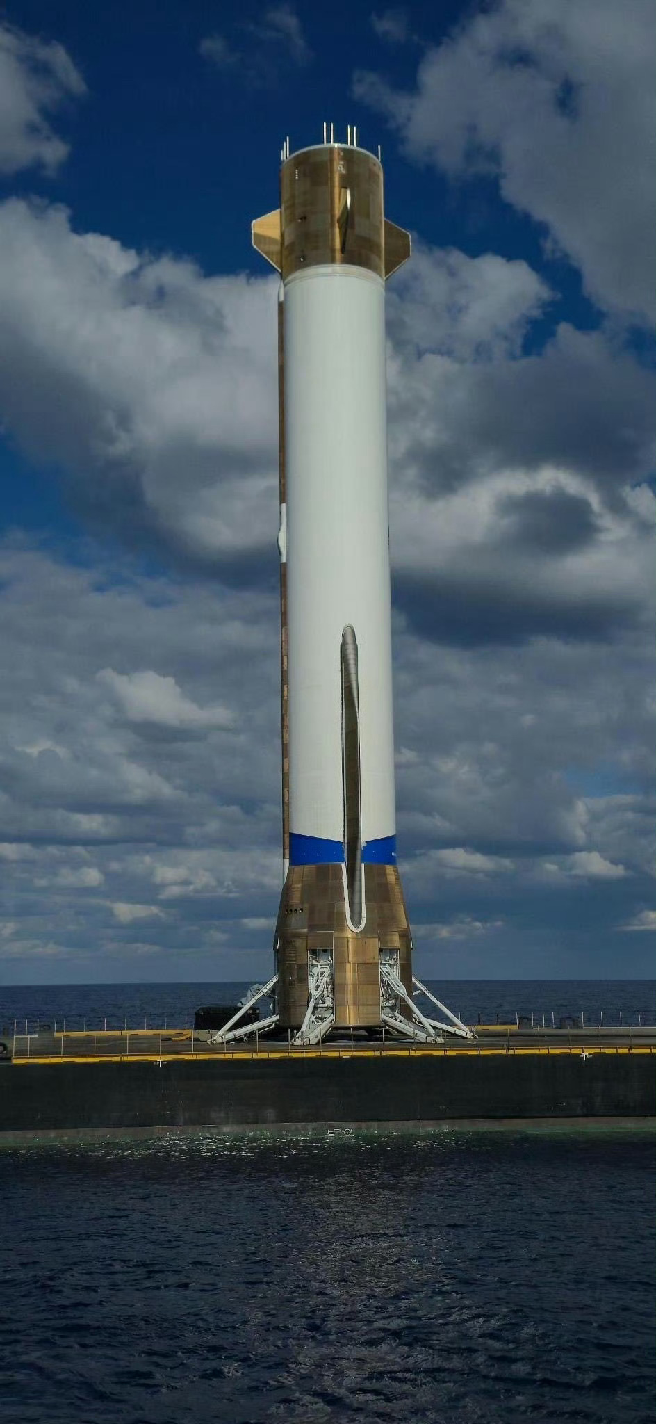 白白净净！【 蓝色起源新格伦火箭首次成功回收的芯一级火箭🚀】 