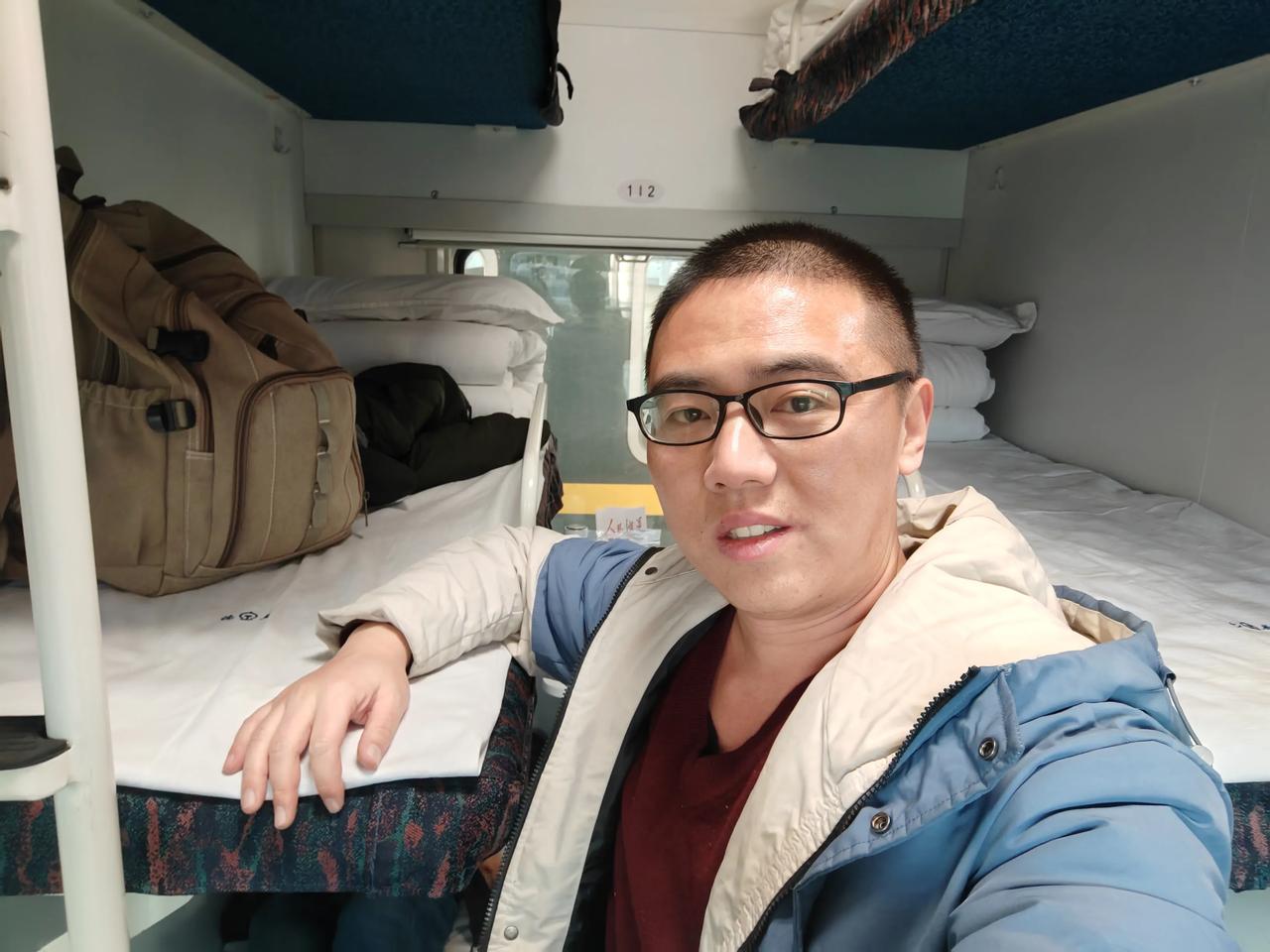 坐了一趟火车卧铺，快把我难受死了，旁边有个彪形大汉打呼噜的声音震天响，附近还有个