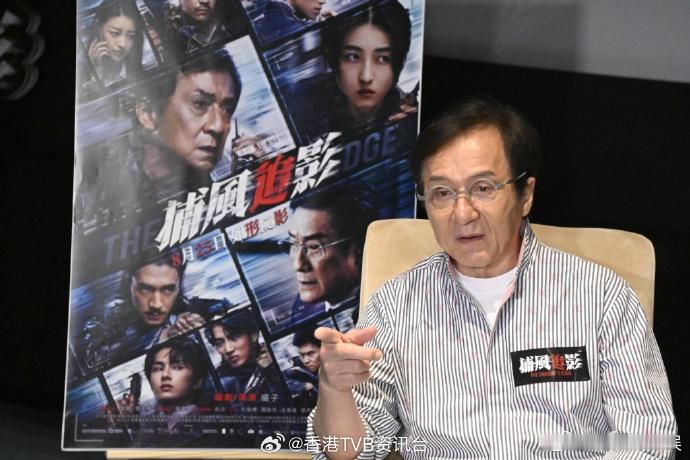 成龙说新片会找杨紫琼合作成龙有望回香港拍戏 据港媒，近日接受采访时谈多年没回中国
