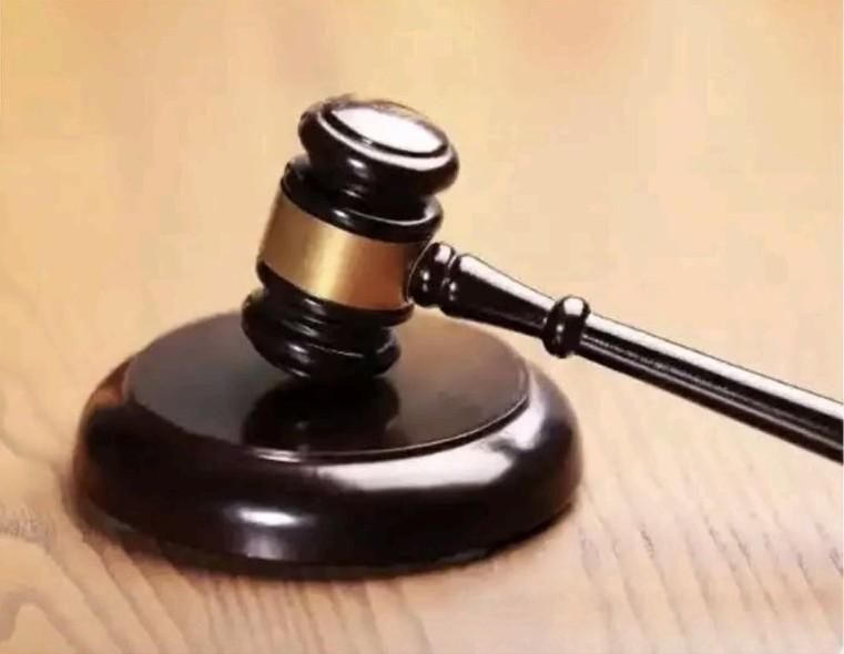 员工迟到被辞退，法院判罚。小张在公司养成迟到习惯，半年迟到32次，公司发通报批评