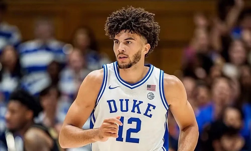 近日NBA专栏作家比尔·西蒙斯表达了自己对卡梅伦·布泽尔的NBA发展上限的质疑。