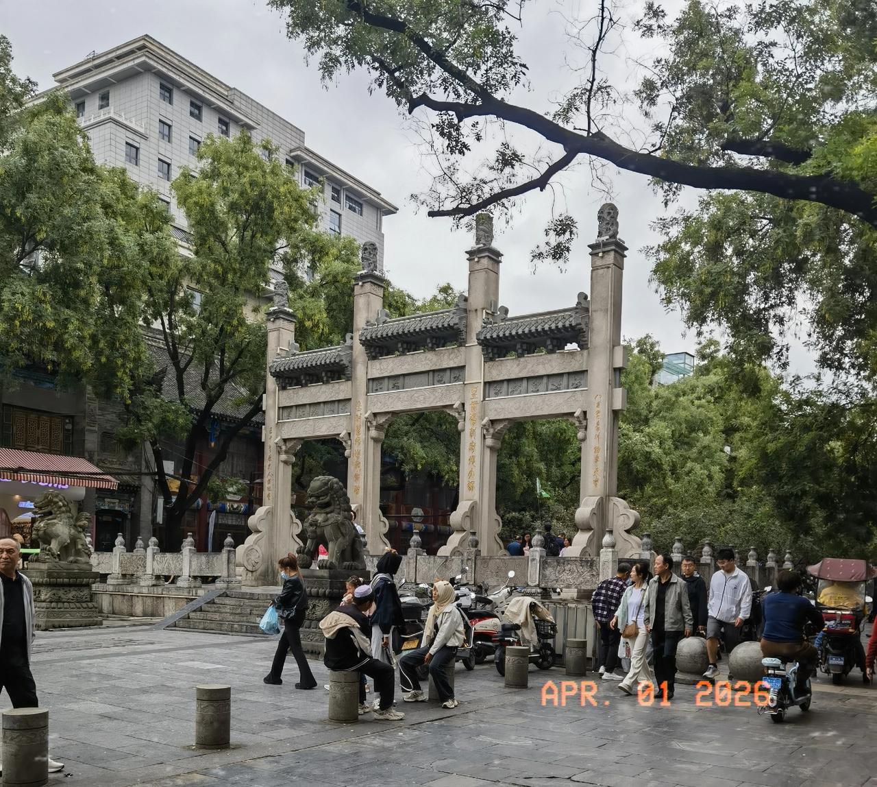 年岁渐长，褪去了奔波忙碌，反倒偏爱背起行囊，踏遍山河四方。
不求奔赴盛名盛景，只