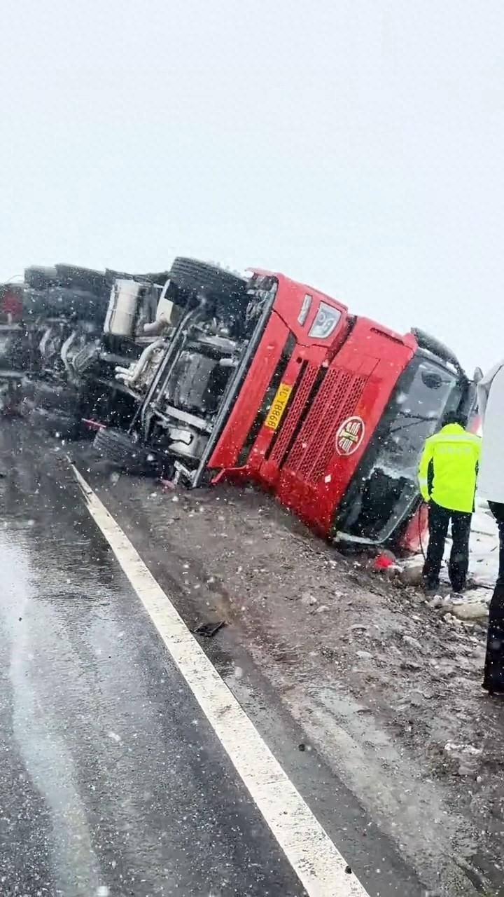 曾被人民日报点名点赞的 CY8868 半挂车车主，5 月 8 日雪地行车突遭侧翻