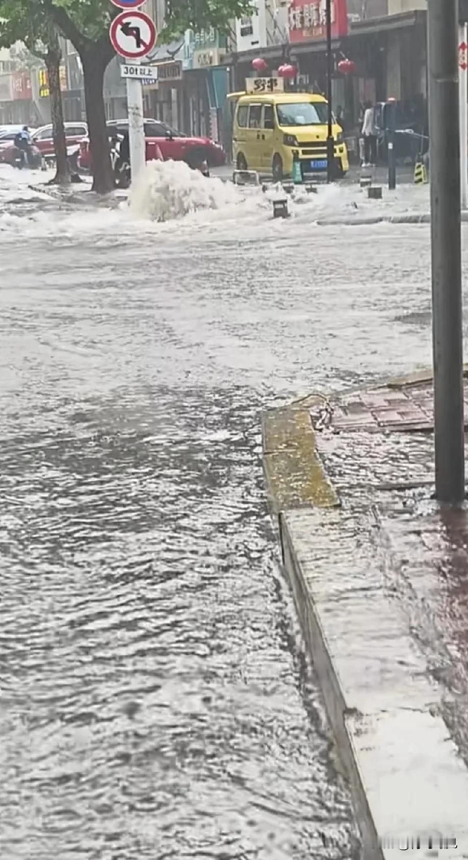 今天下午，青岛突降暴雨，部分路段积水，去看凤凰传奇演唱会淋成落汤鸡！

今天下午