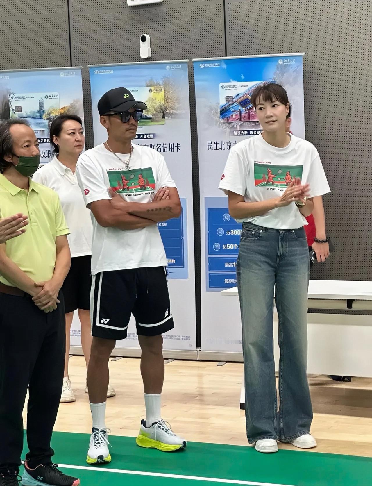 8月2日，林丹与谢杏芳参加深圳校友赛，夫妻俩同框的画面。

44岁的谢杏芳气色真