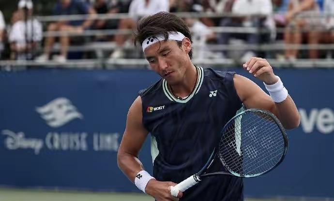 在北京时间8月1日进行的ATP1000多伦多站男单第二轮比赛中，中国新星布云朝克