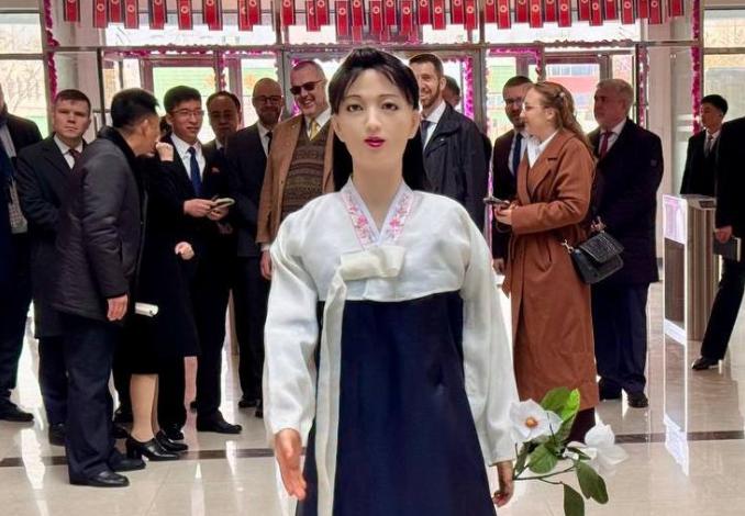 朝鲜首度公开其自主研发的人形机器人，该机器人被部署在投票站，为投票者引导投票流程