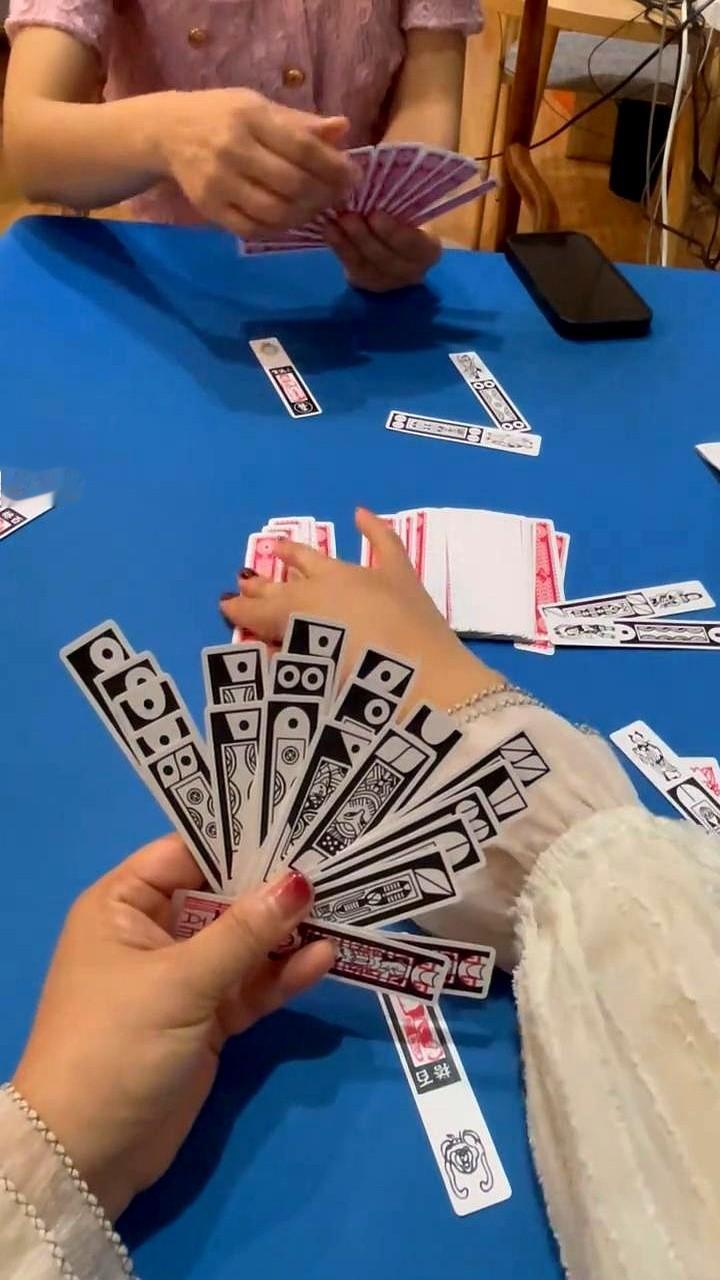 手机上打长牌，我选择当个“透明人”，就静静地看着。

补张23、24、25，手里