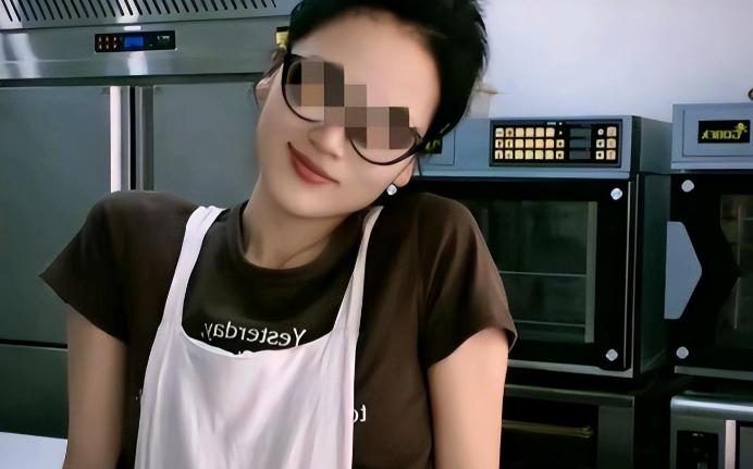 33 岁老板娘出轨 18 岁暑假工，俩人在第一次亲密时，老板娘就被深深地满足了，