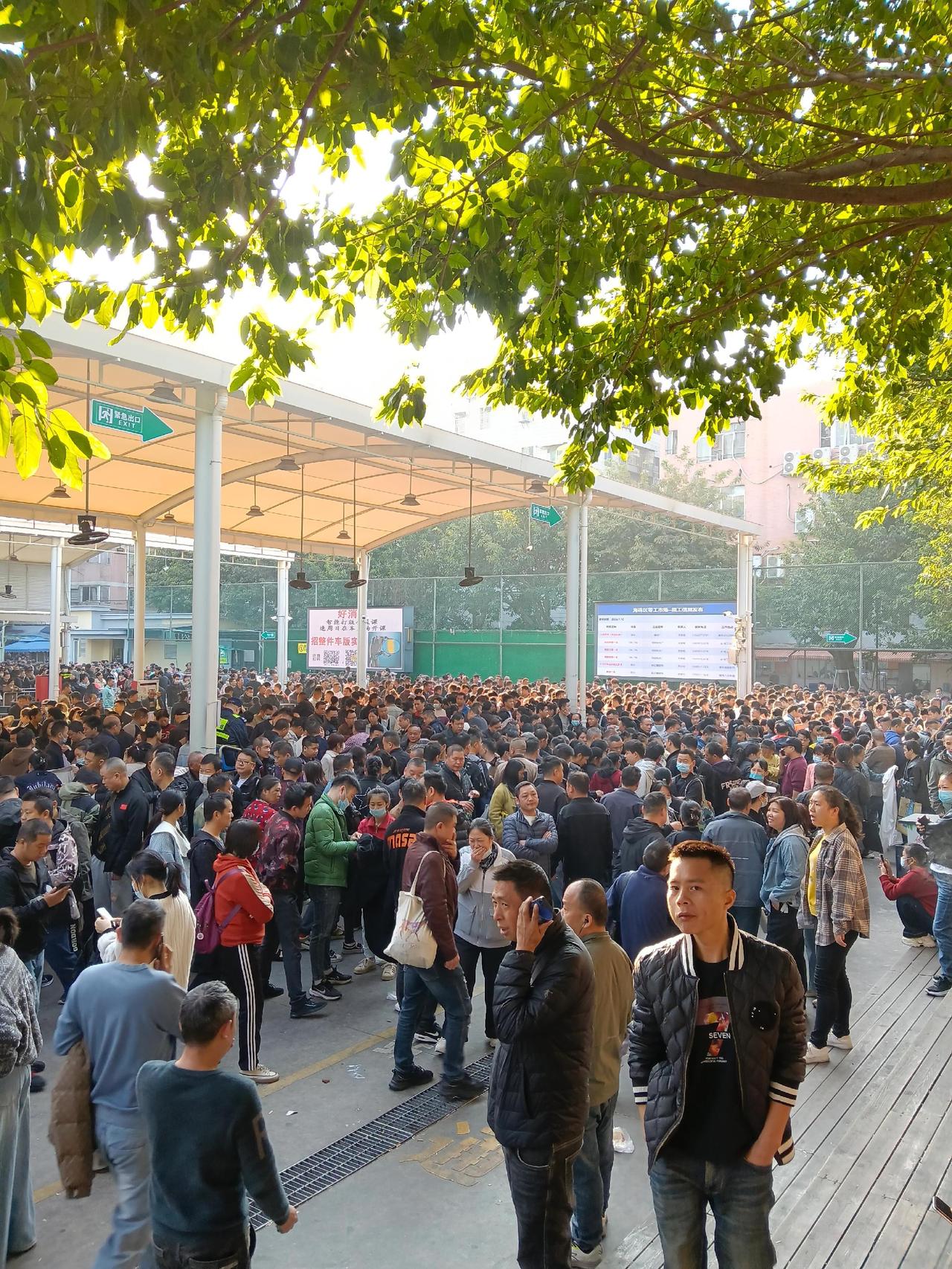 背起行囊离开打拼多年的城市，心里五味杂陈。再见了这座人潮拥挤的城市，再见了那位贴