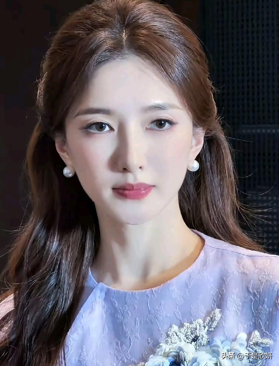 谁能拒绝江疏影的温柔暴击？
 
最近她出席活动的一组生图直接刷屏：淡紫色提花裙温