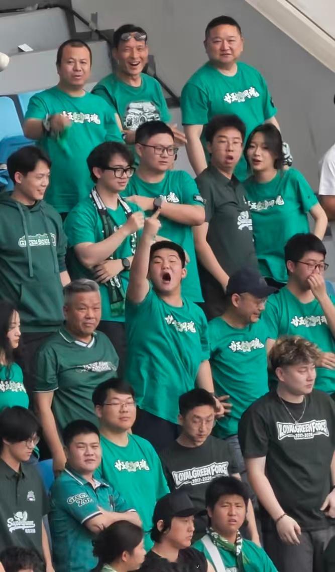 成都蓉城vs浙江队 比赛都还没开始，浙江队远征的小可爱已经开始挑衅了，等会儿被骂