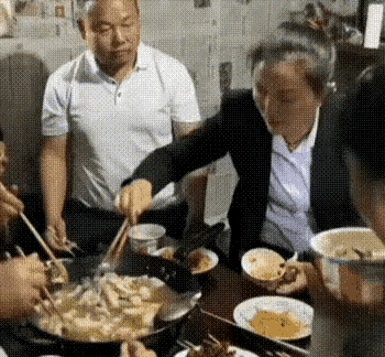 吃相太难看，自小家里没有教育的吗？旁边男人重重的一筷子砸下去，让她永远记住这一刻