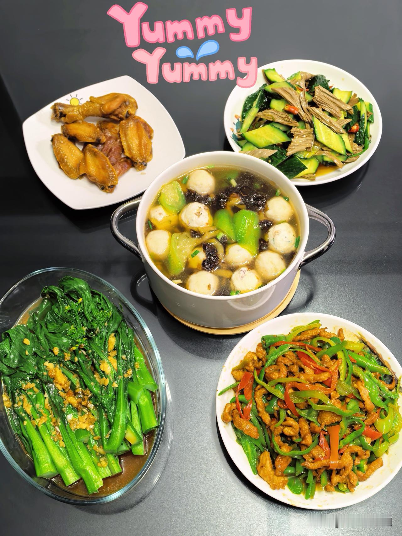 四菜一汤家常好吃😋
[微风]双拼鱼丸（墨鱼丸章鱼丸）榨菜紫菜丝瓜汤麻油汤
[微