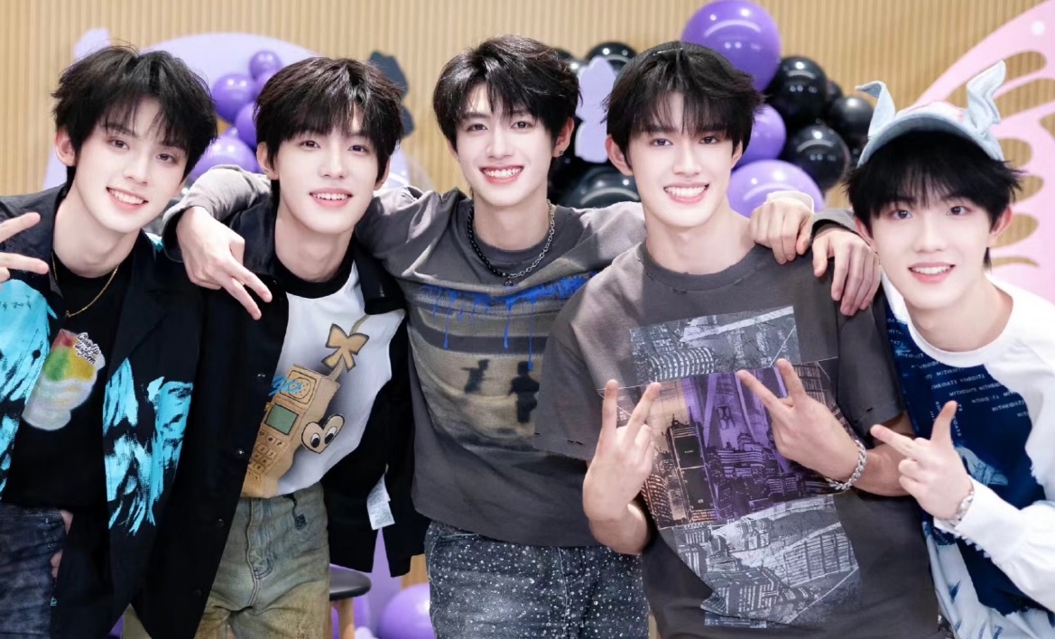 TOP登陆少年雨神TOP追星孽缘TOP登陆少年是时代峰峻第三代男团，于24年8月