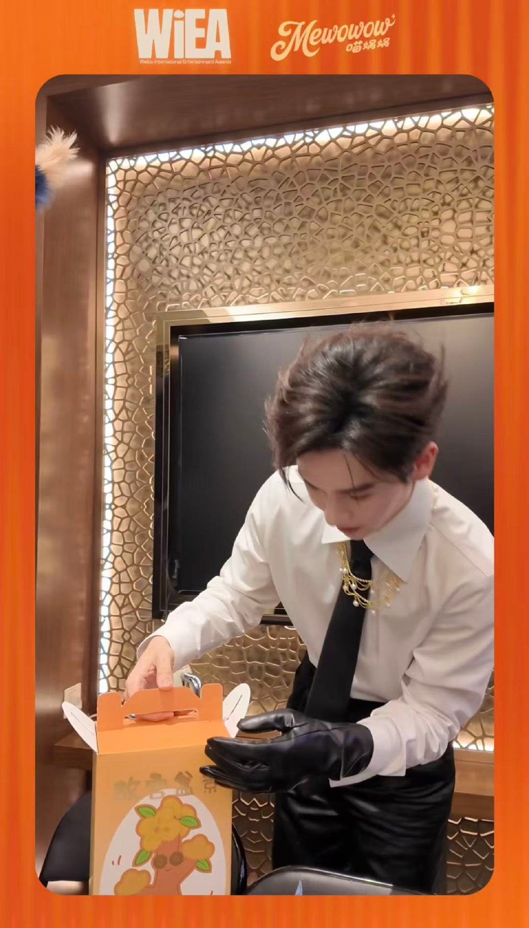 高卿尘财迷 WIEA间隙氛围轻松融洽，高卿尘偶然发现亮眼的喵娲娲小金牙设计，小九