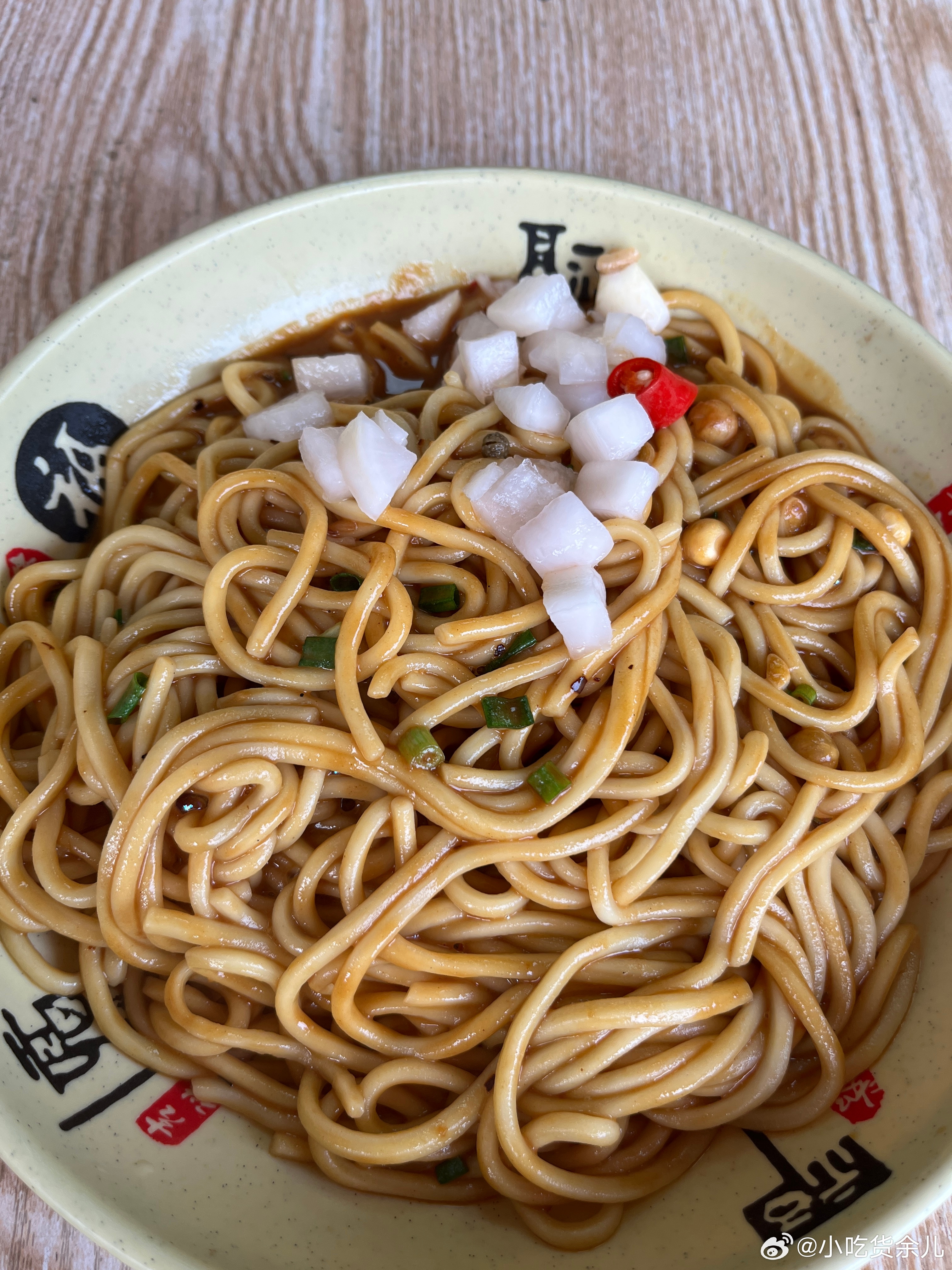 在这边想吃到正宗的热干面，很难，我记得是细的面条，更有味道。不过这家店生意还挺好