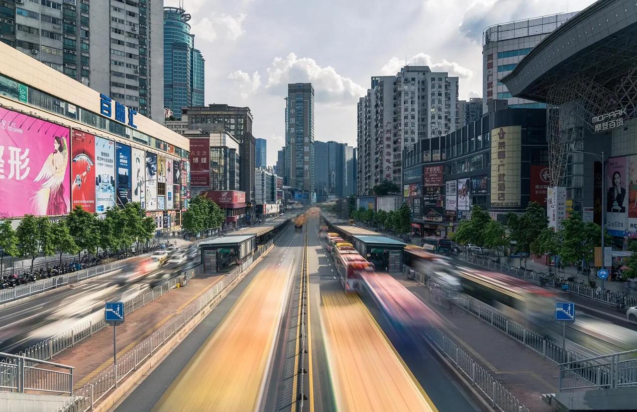 在地铁飞速发展的广州，BRT客流持续下滑，不仅占道，还爆堵？
       说到