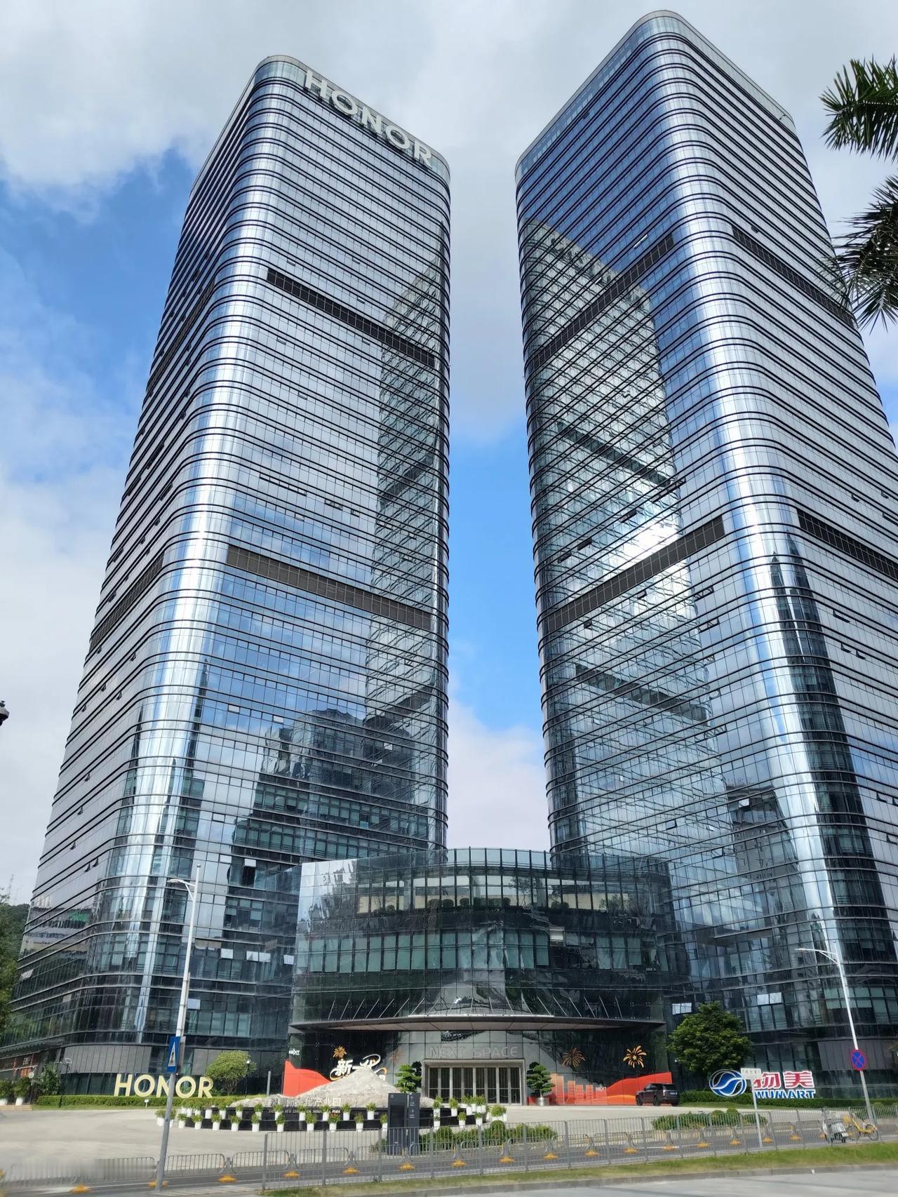 深圳的著名上市公司很多，比如今天爬山的路上就看到了两个:汇顶科技和荣耀！办公楼真