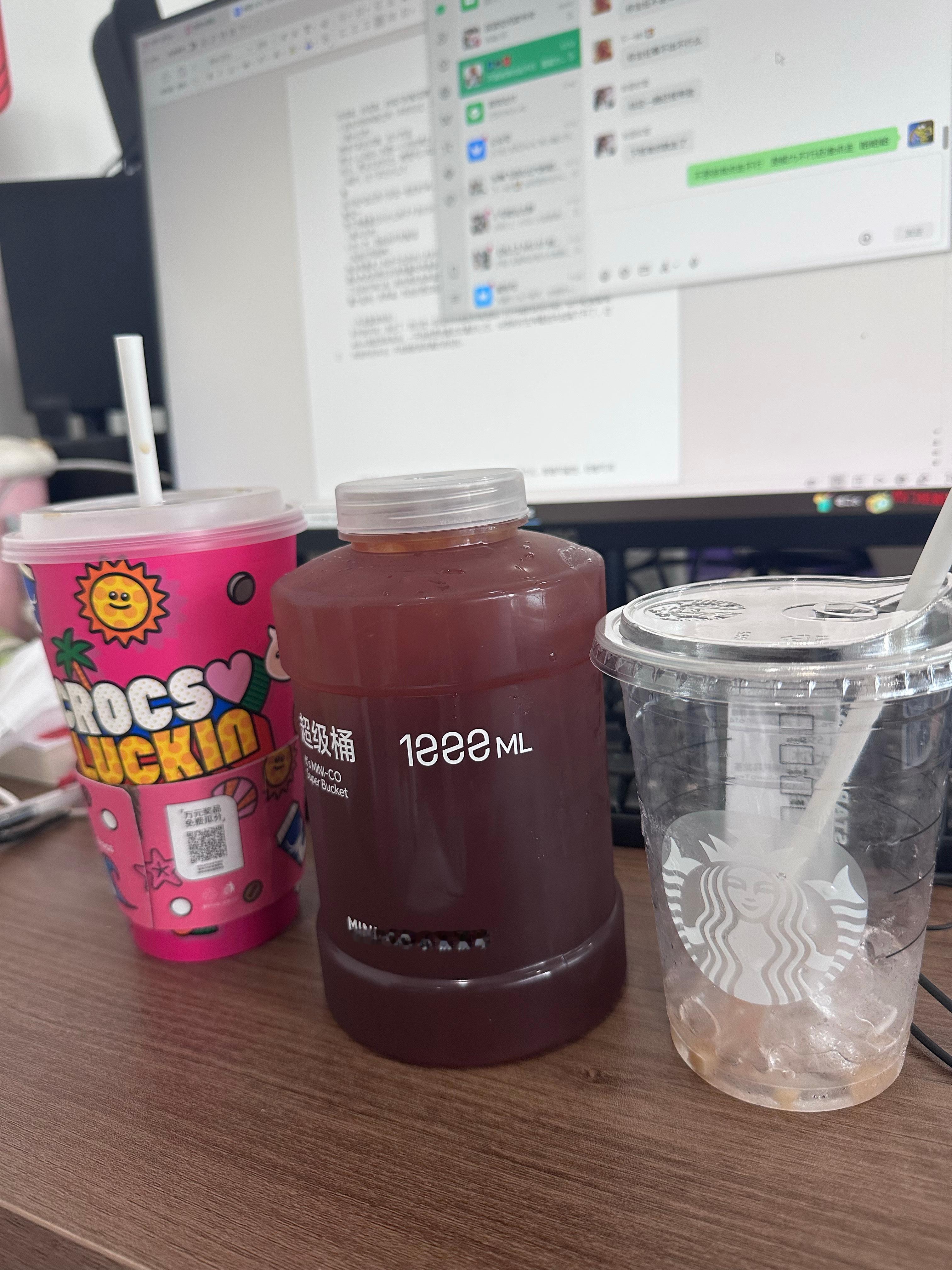 每天到单位就是喝拍摄搭子们投喂的各种咖啡，喝完你的喝你的….别着急  慢慢来桥桥
