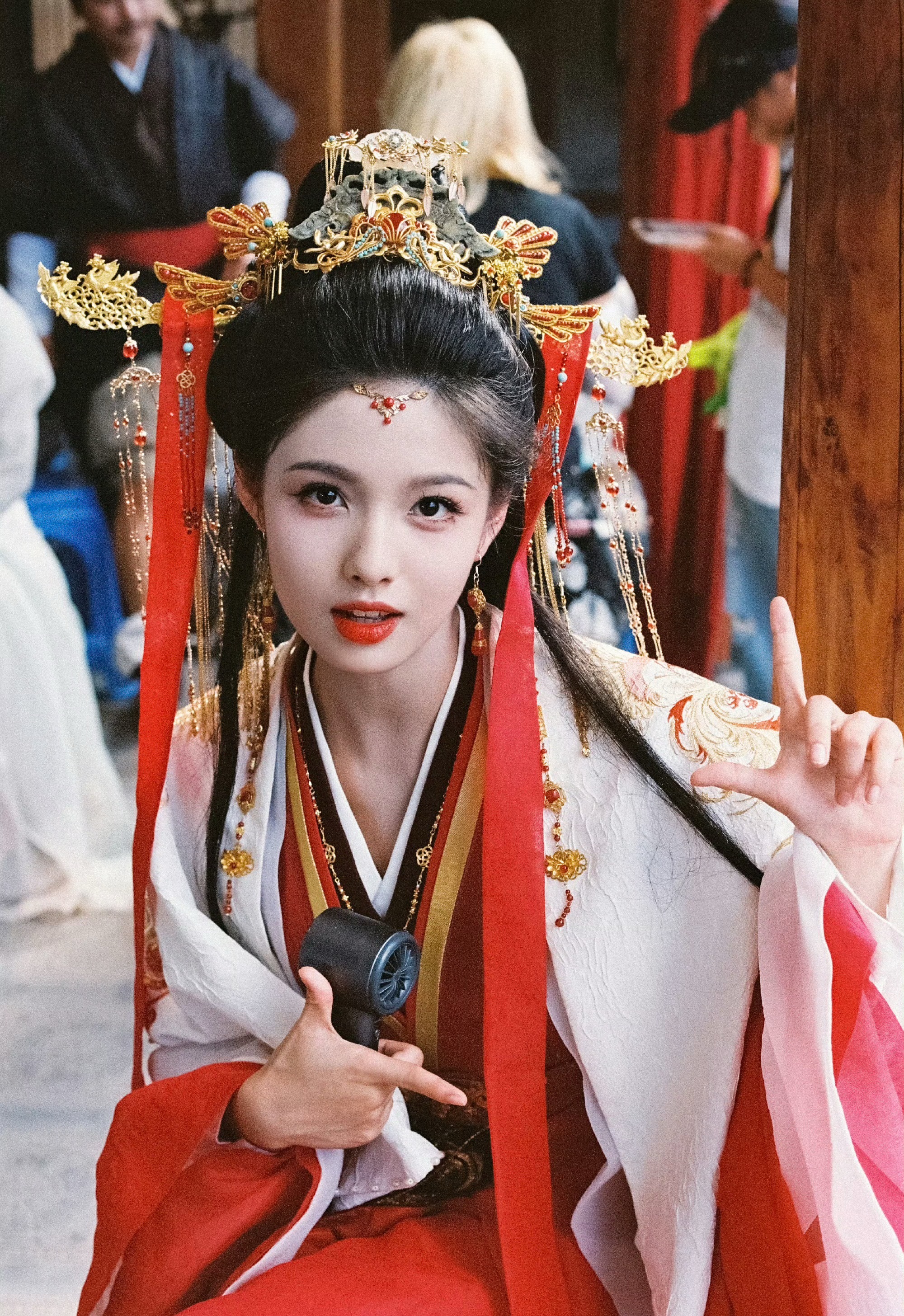 艾米回应导演说和侯明昊动真情了 艾米被导演调侃她和侯明昊拍戏动真情，她那句OMG