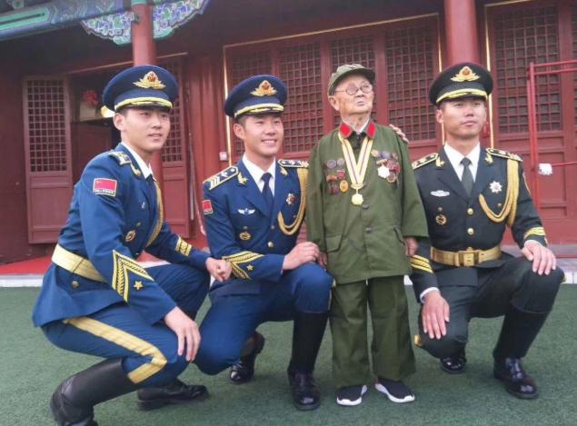 1939年，一个“小男孩”在街上碰见日军军官茨谷五雄，随后礼貌地鞠躬。然而，茨谷