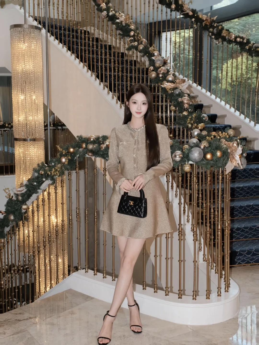 优雅圣诞穿搭，闪耀金色连衣裙，搭配黑色手袋，楼梯上的圣诞装饰，完美搭配！🎄✨