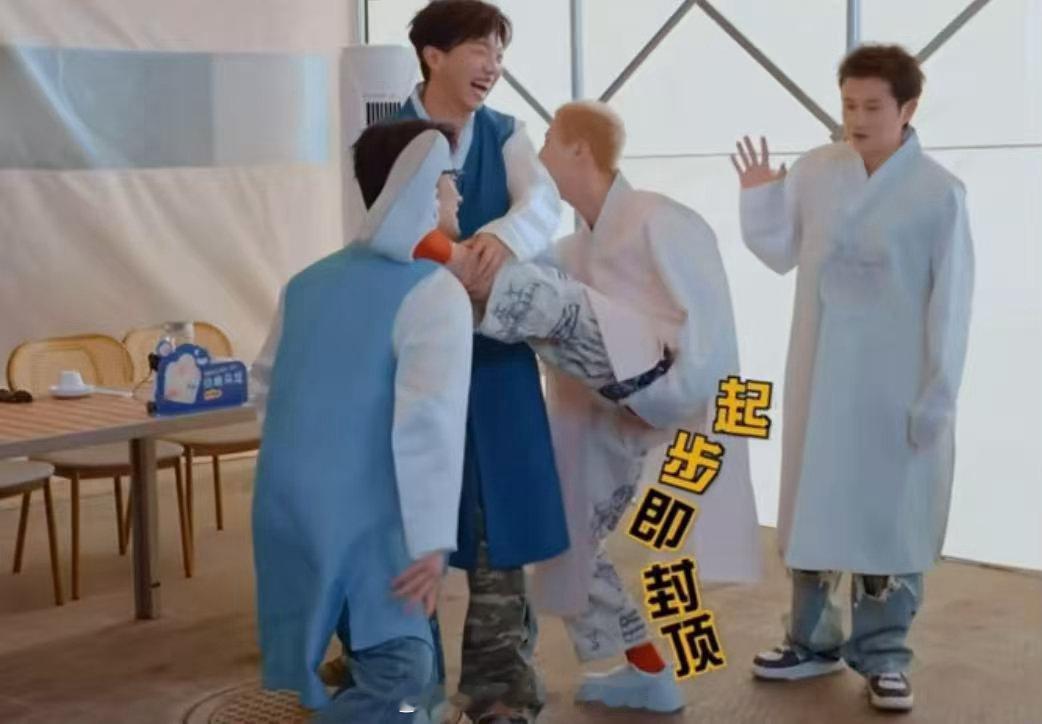 鹿晗刚抬腿就疼出了声鹿晗这柔韧度是认真的吗 鹿晗抬腿那一瞬间的表情变化太好笑了。