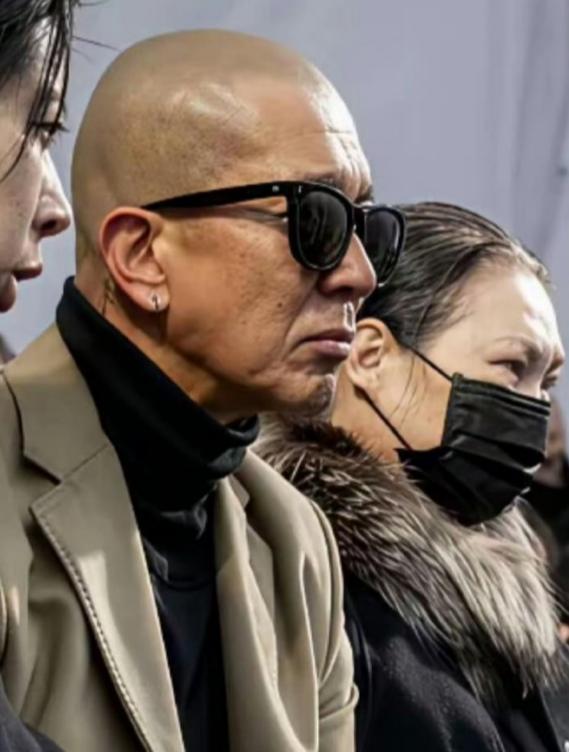 56岁老头子，将48岁的爱妻塑造成10岁小姑娘的模样，一脸深情，这是“炼铜”还是