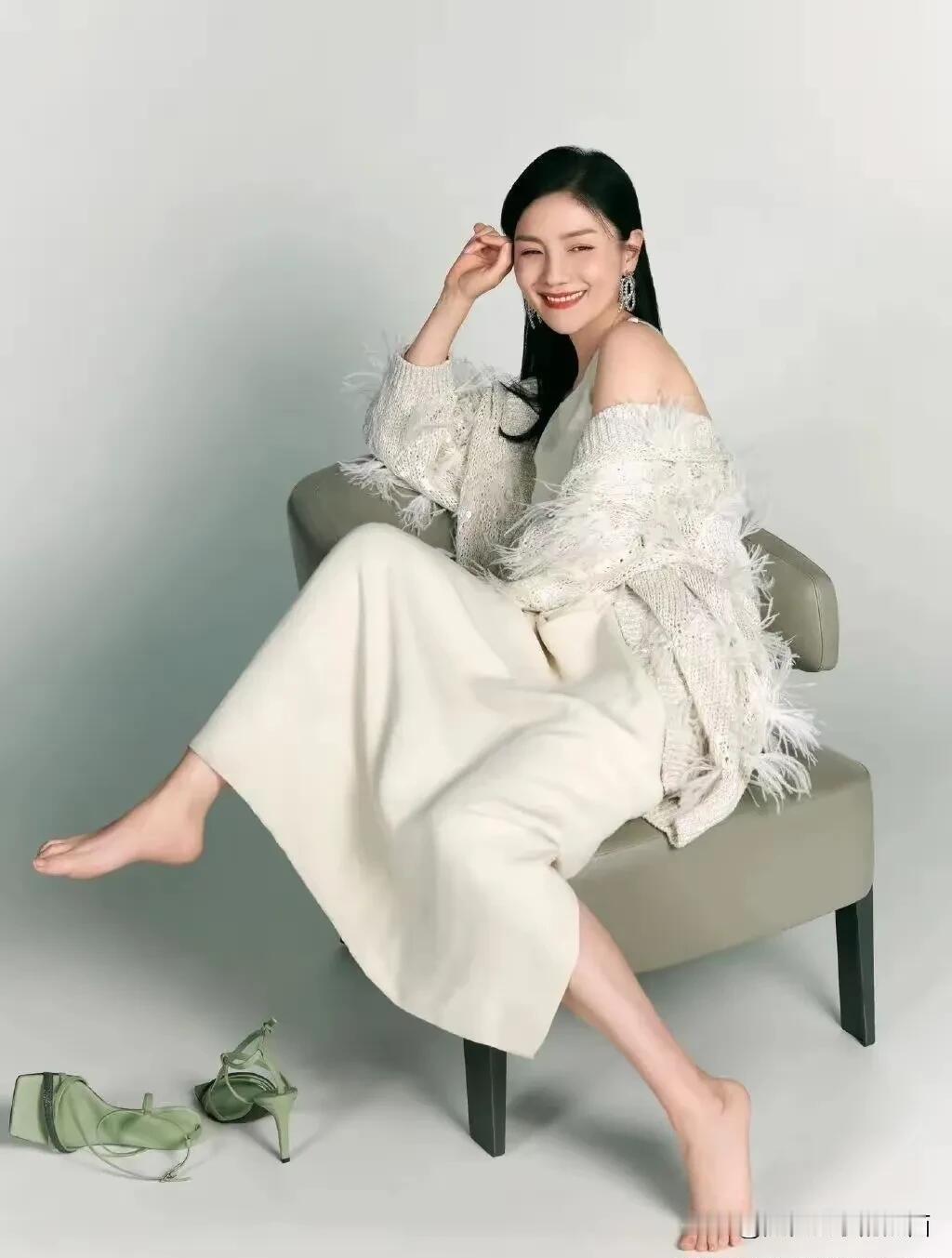 胡可长相不错，就是嘴大了点，影响了整体的气质。不过她保养的很好，看不出来是50岁