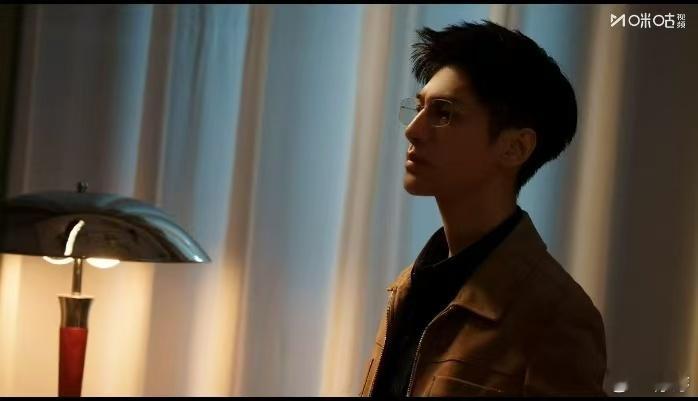 剥茧齐思哲的OOTD罗云熙白大褂金丝眼镜鲨疯了 齐思哲的OOTD真的太戳人，罗云