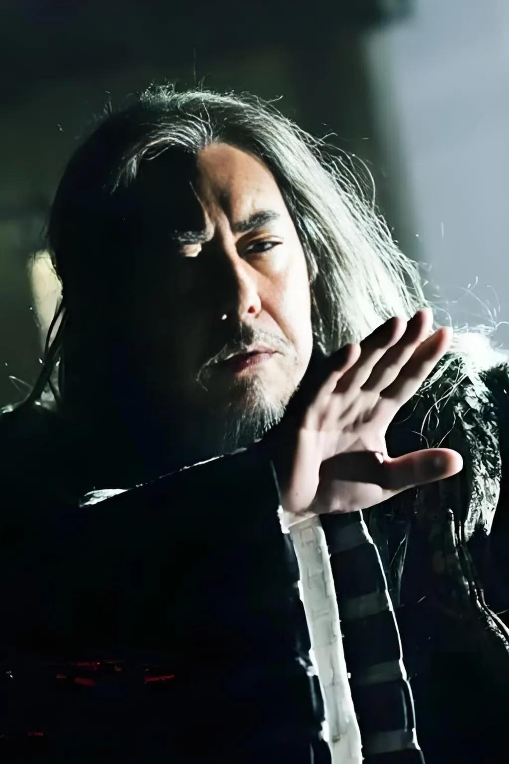 #项羽的亚父范增是怎么死的?#范增是“疽发于背而死”。
 公元前204年，刘邦在