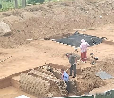 网友居家实拍！胶州云溪河畔一工地发现古墓葬，考古现场曝光。
有网友在家中拍摄视频