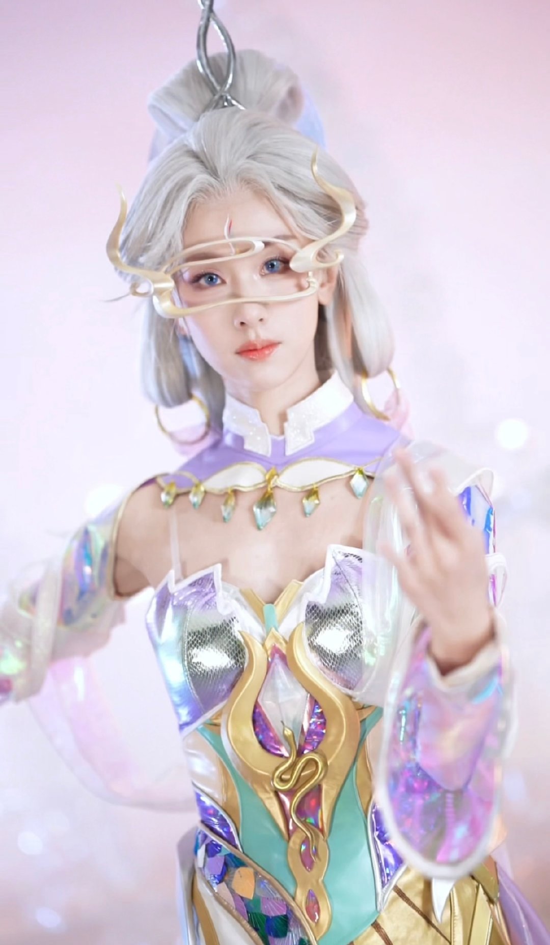 陈都灵[超话]   陈都灵赛博神女造型  嘟嘟保佑我今年诸事都灵?她的可塑性太强