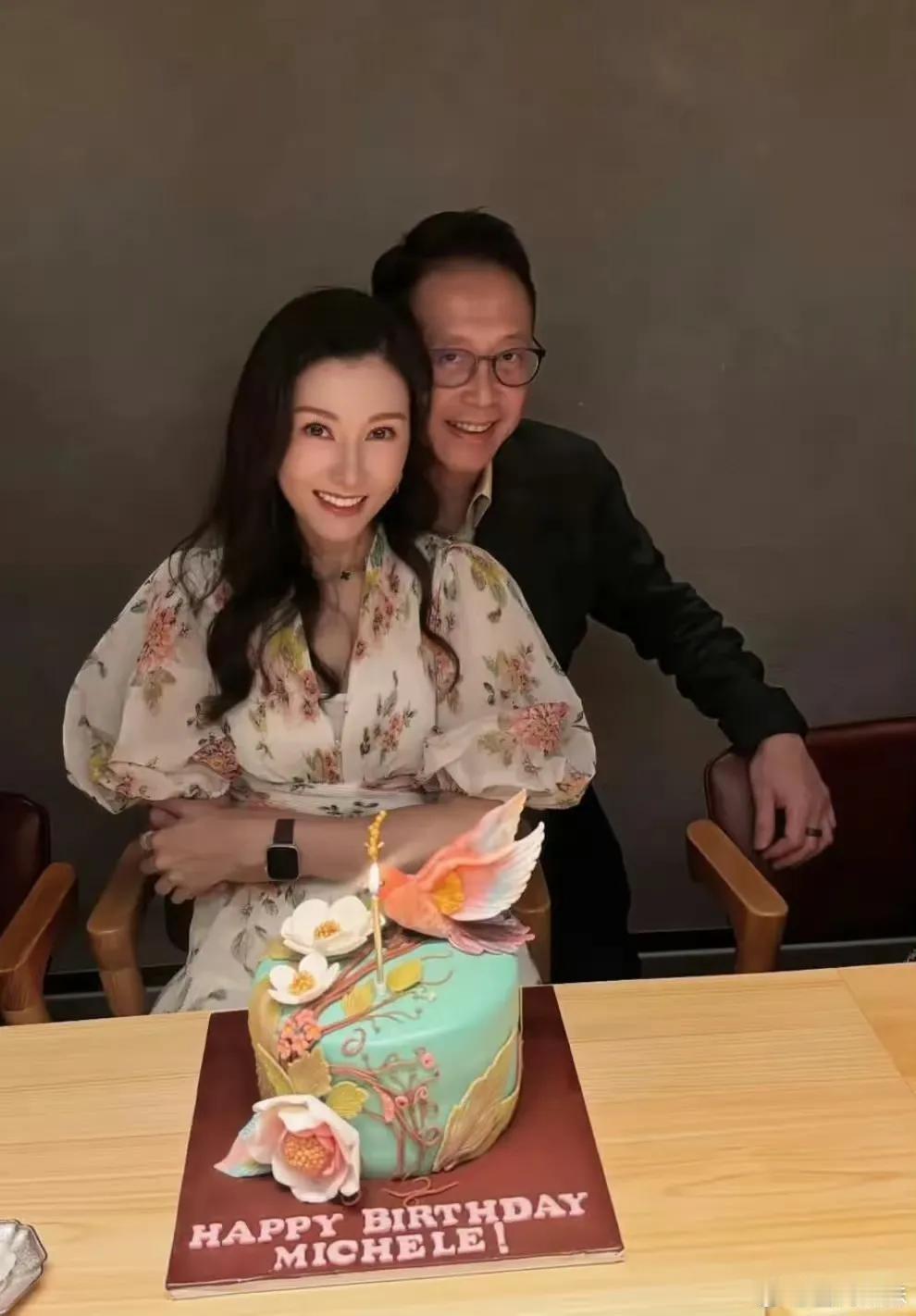 李嘉欣无惧小三小四留言，生日高调放闪富豪好老公。不知昔日情敌何超琼心里在想啥？
